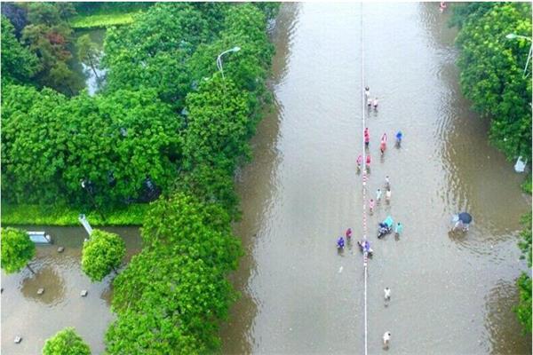 河南鄭州遭遇千年一遇強降雨，在面對洪水該如何保護自己